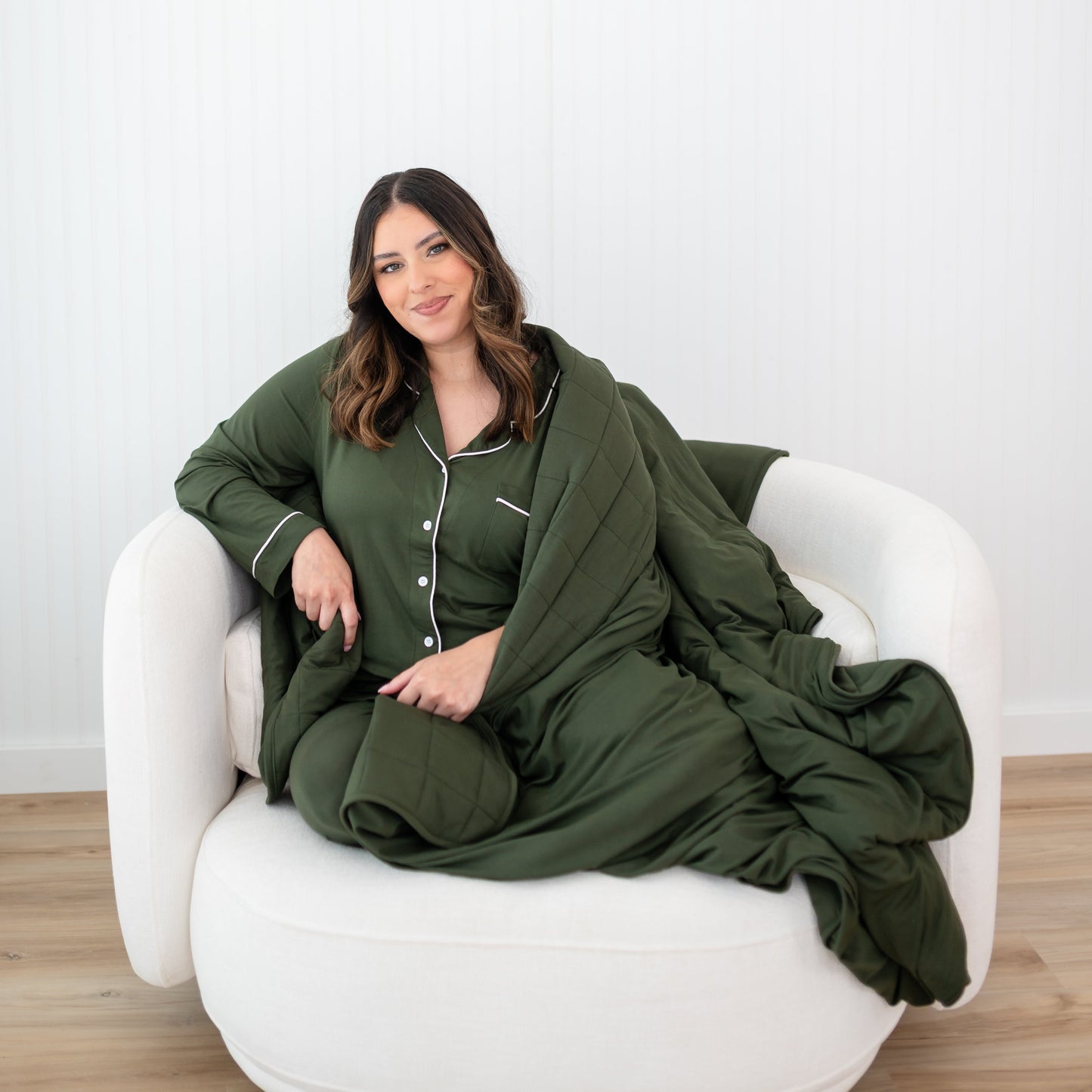 Long-Sleeved Women's Pajama Set in Fir with Cloud Trim