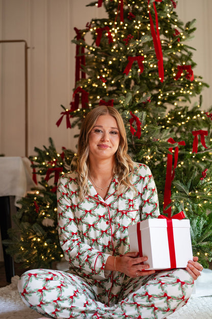 Long-Sleeved Women's Pajama Set in Holiday Bow