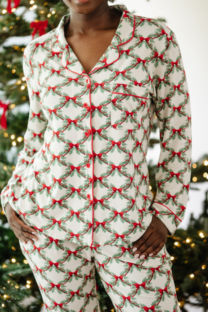 Long-Sleeved Women's Pajama Set in Holiday Bow