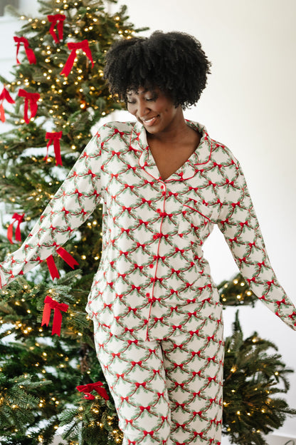 Long-Sleeved Women's Pajama Set in Holiday Bow