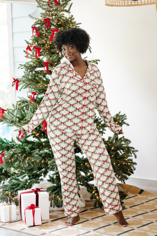 Long-Sleeved Women's Pajama Set in Holiday Bow