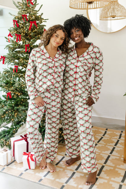 Long-Sleeved Women's Pajama Set in Holiday Bow