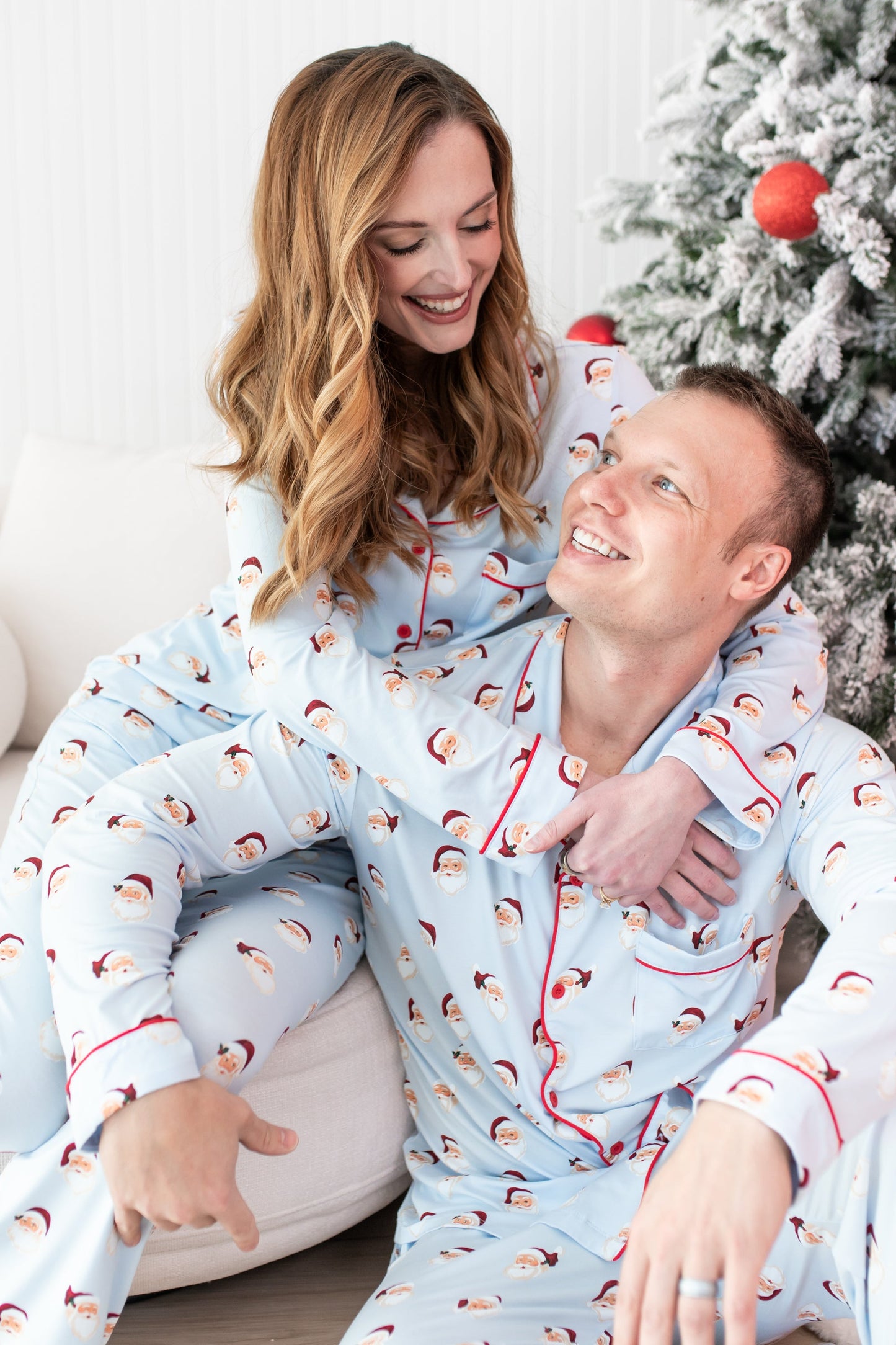 Long-Sleeved Women's Pajama Set in Vintage Santa