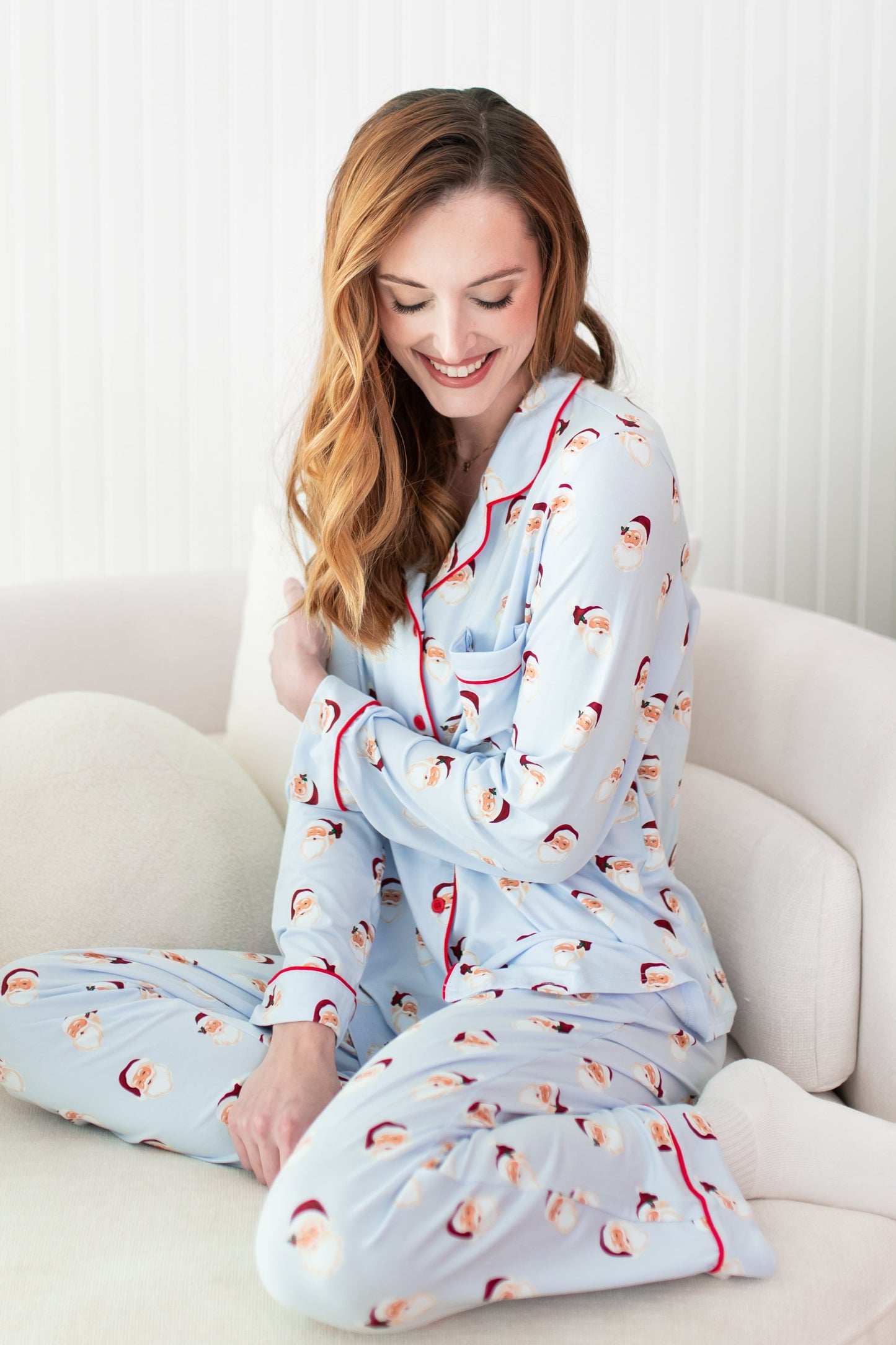 Long-Sleeved Women's Pajama Set in Vintage Santa